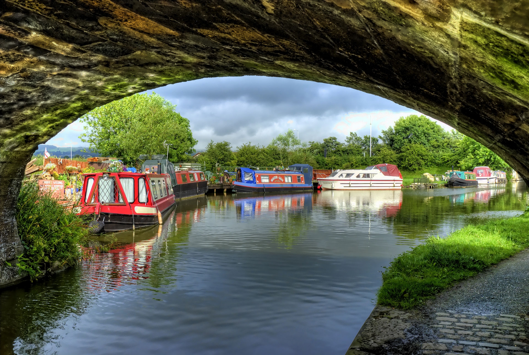 Cathouse Bridge along Lancashire Canal (Image credit: Chris Kirk, wikicommons)